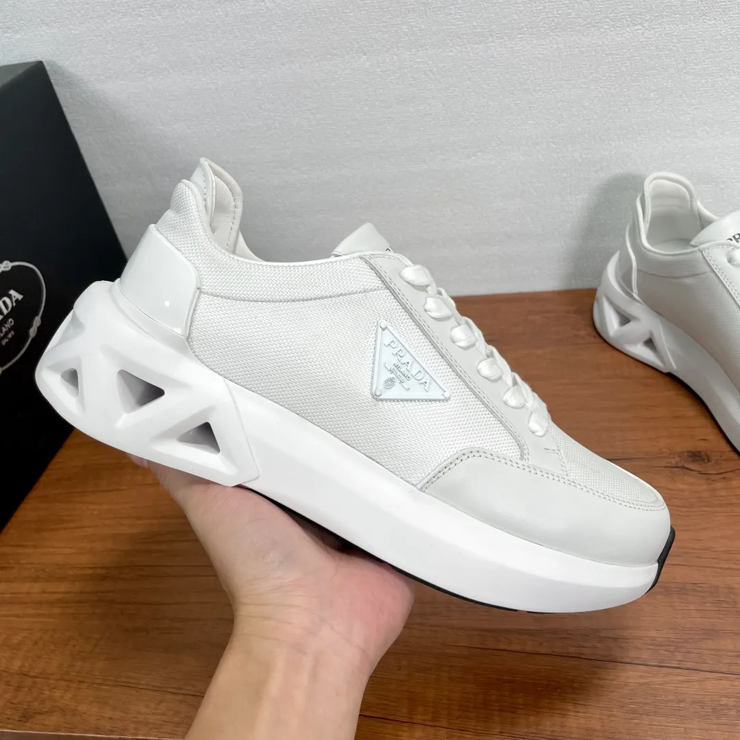 💰720 Code: YS003342 Prada/Prada men's new mesh stitching sneakers. This sneaker presents a modern version, reinterpreting the brand's archive style with clean lines and smooth details. The shoes are made of calf leather and technical fabric, with a triangular metal logo on the outside, bright TPU decoration on the heel, and a longer and padded inner heel design for a more comfortable fit. The tongue is decorated with a silk-screen logo, and is paired with a hollow rubber sole on the heel. The full cowhide lining comes standard with logo cowhide foot pads, making the upper foot taller, more comfortable, and versatile! Comes with full original packaging! Code number: 39-40-41-42-43-44 Standard leather shoe size (45 can be customized and returns are not supported) Item number: 2EE918 mesh white